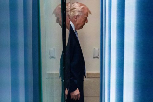 Politico: Ο πόλεμος με το Ιράν επιταχύνει το διαζύγιο των ΗΠΑ με τον υπόλοιπο κόσμο